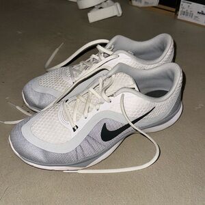 Nike white and grey flex tr 6